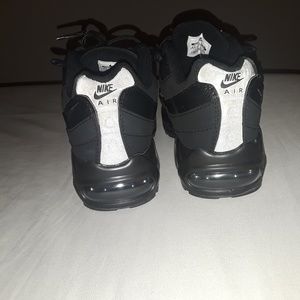 Air max 95s triple black